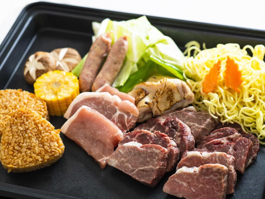 牛肉・鶏肉・ウィンナー・ 野菜（玉葱・キャベツ・とうもろこし・カボチャ・ピーマン等）・焼きそば・焼きおにぎりのイメージ写真