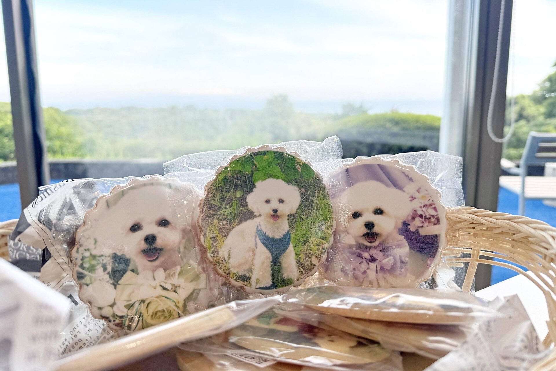 ウェルカムドリンクを飲みながらカフェでチェックイン